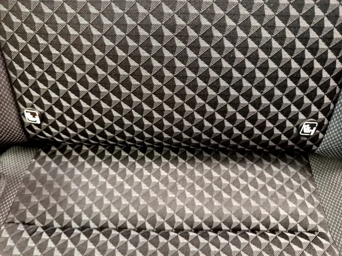 Gros plan sur la banquette arrière à motifs géométriques noirs et gris de la Nissan Micra IG-T 92 Acenta 2022.