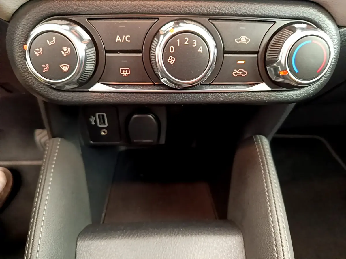 Vue rapprochée des commandes de climatisation et prises USB de la Nissan Micra IG-T 92 Acenta 2022.