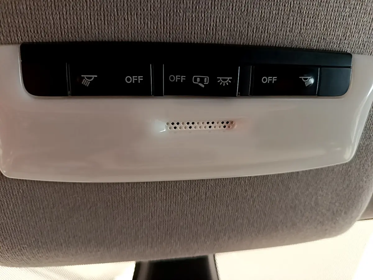 Panneau de commandes d'éclairage intérieur noir et blanc sur plafond tissu de Nissan Micra IG-T 92 Acenta 2022.