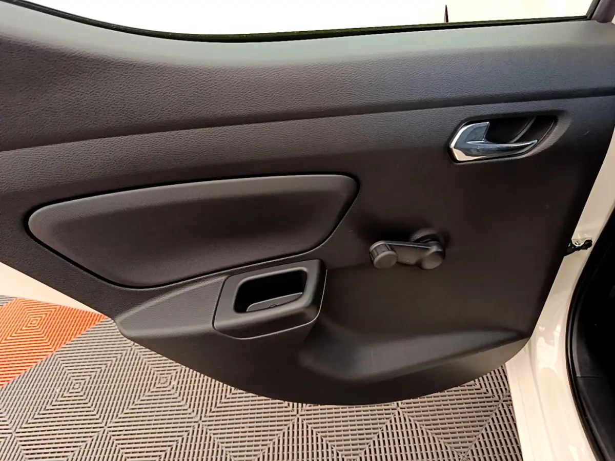 Porte intérieure côté gauche noire avec poignée manuelle sur Nissan Micra IG-T 92 Acenta blanc 2022.