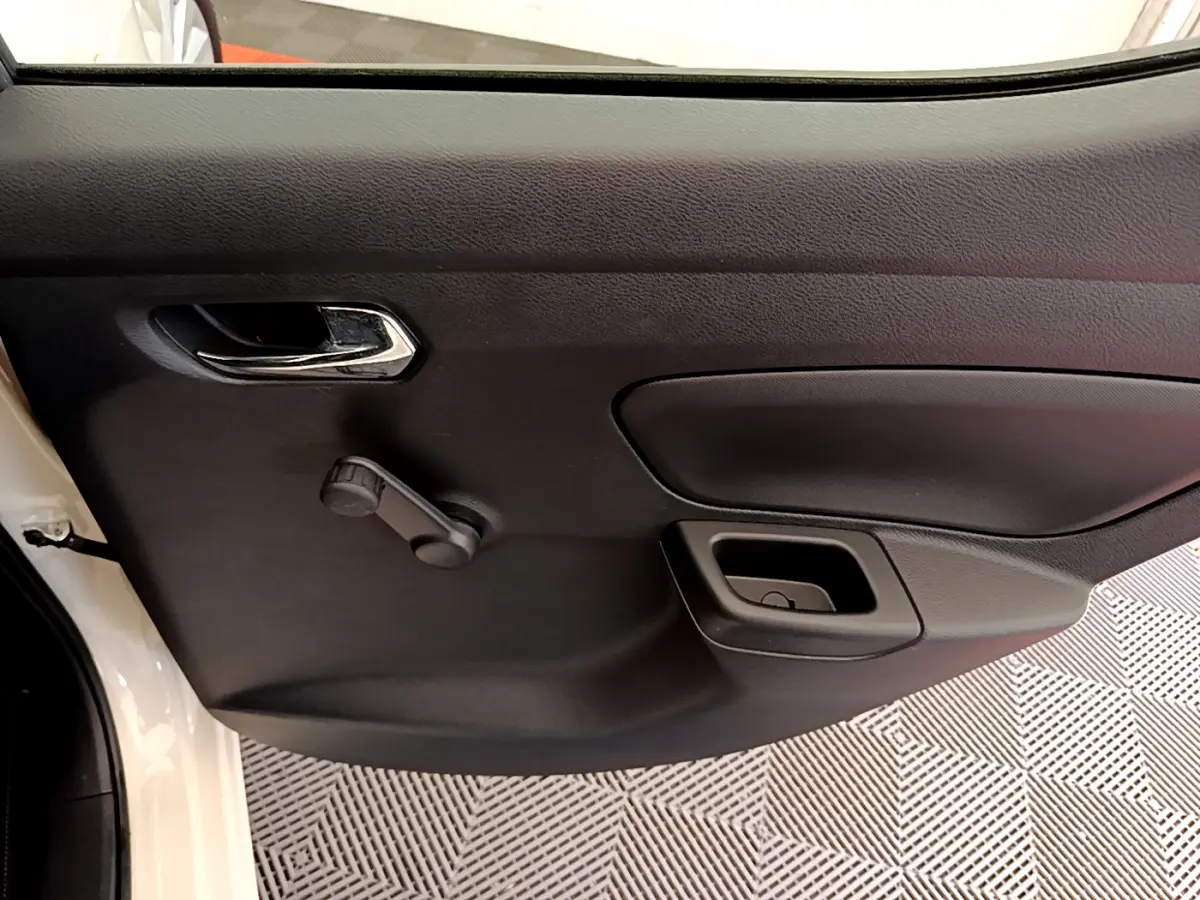 Vue intérieure du panneau de porte côté gauche noir d'une Nissan Micra IG-T 92 Acenta blanche 2022.