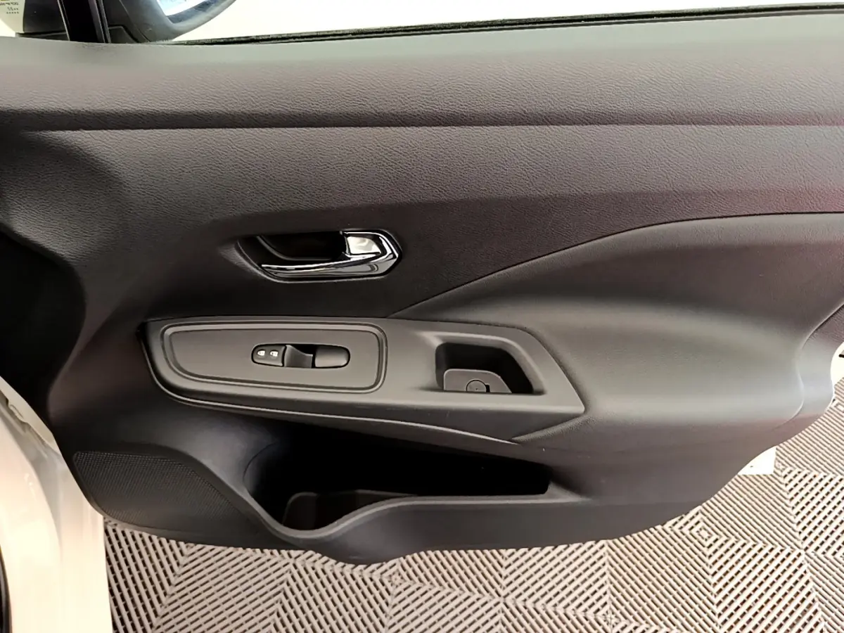 Panneau de porte côté gauche noir de la Nissan Micra IG-T 92 Acenta 2022 avec commandes de vitre et poignée chrome.