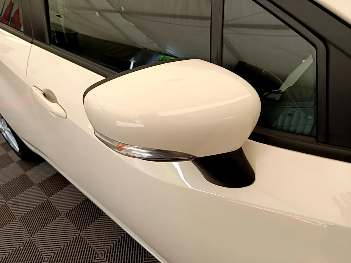 Rétroviseur blanc côté gauche de la Nissan Micra IG-T 92 Acenta 2022 avec clignotant intégré, vue rapprochée.