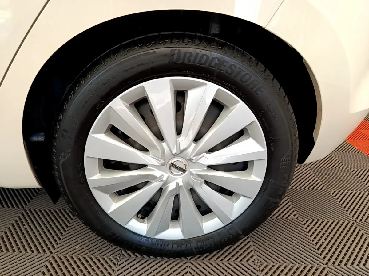Gros plan sur la roue avant droite blanche d'une Nissan Micra 2022 avec jante argentée et pneu Bridgestone.