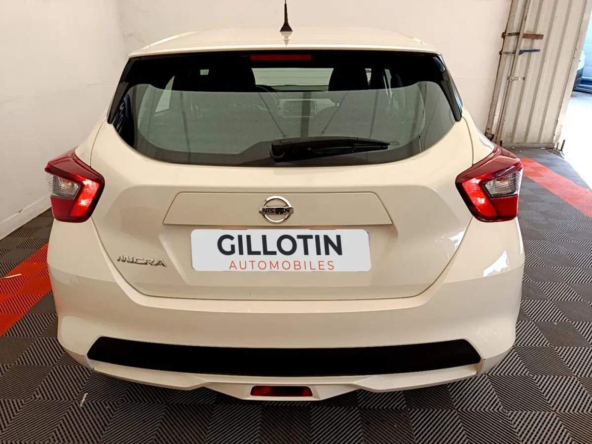 Vue arrière d'une Nissan Micra blanche 2022 avec feux arrière LED et plaque d'immatriculation GILLOTIN AUTOMOBILES.