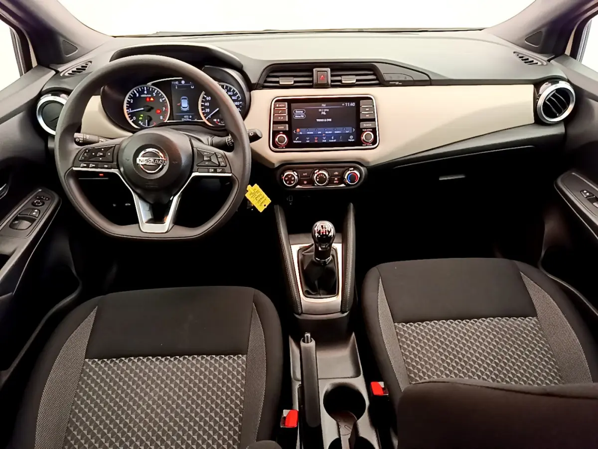 Intérieur de la Nissan Micra IG-T 92 Acenta 2022, vue frontale du tableau de bord et volant noir avec écran tactile central.