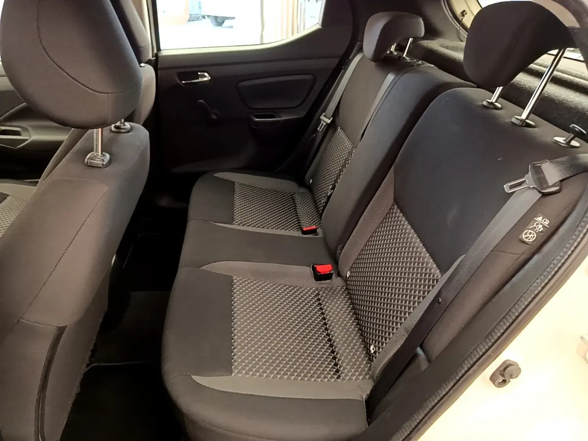 Vue intérieure arrière droite des sièges tissu gris à motifs géométriques de la Nissan Micra IG-T 92 Acenta blanche 2022