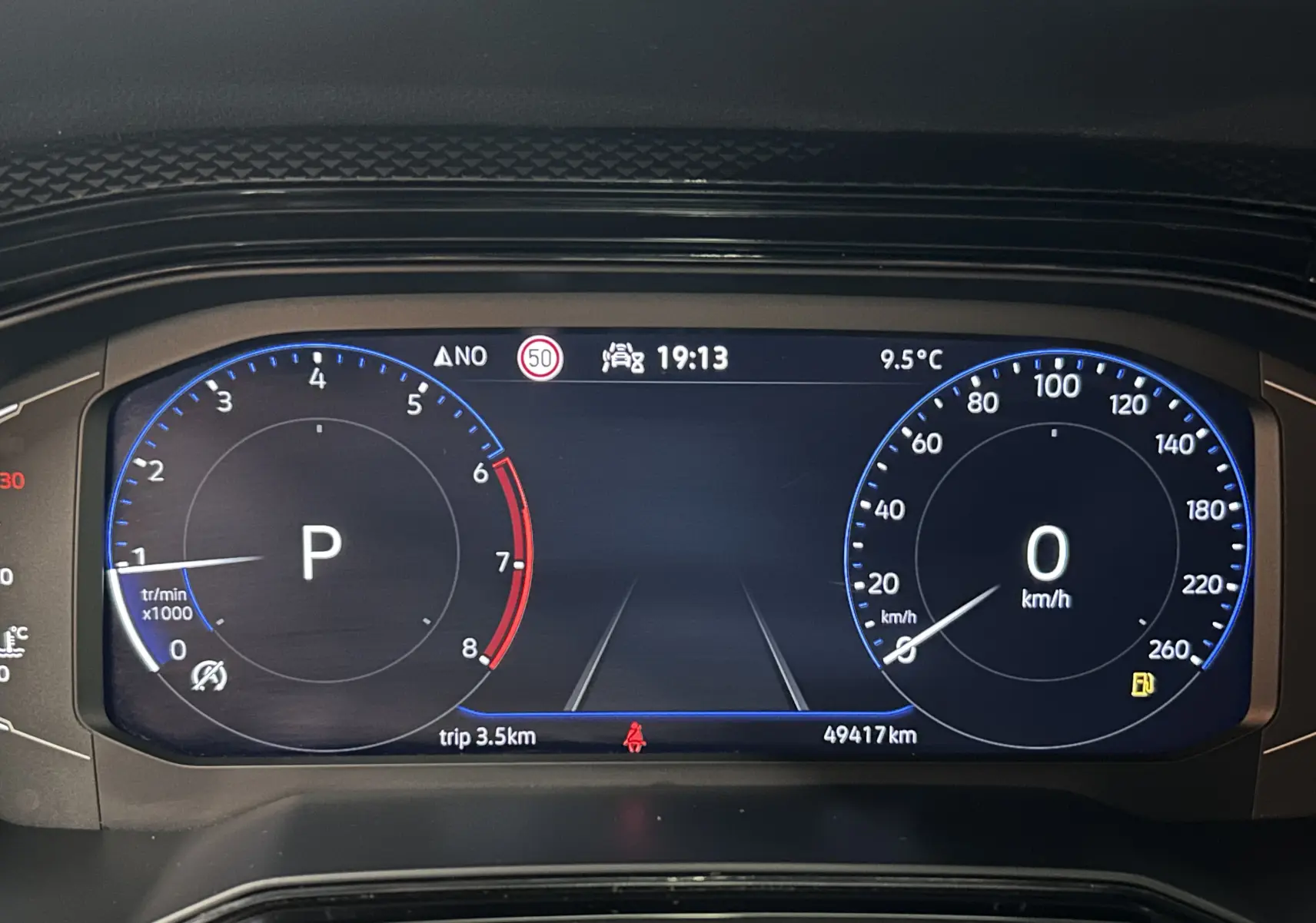 Vue rapprochée du tableau de bord numérique de la Volkswagen Polo noire, affichant le compte-tours et la vitesse à 0 km/h.