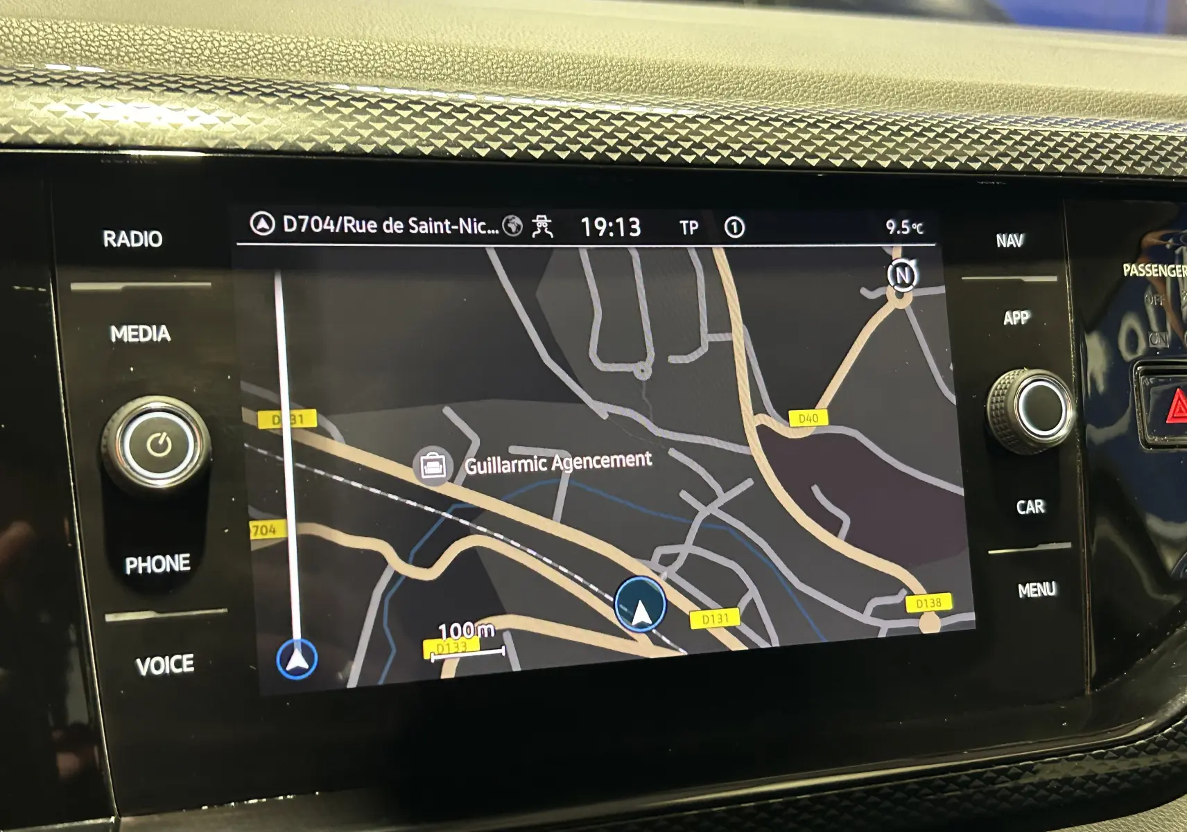 Vue rapprochée de l'écran tactile noir du système de navigation GPS dans une Volkswagen Polo 2022.
