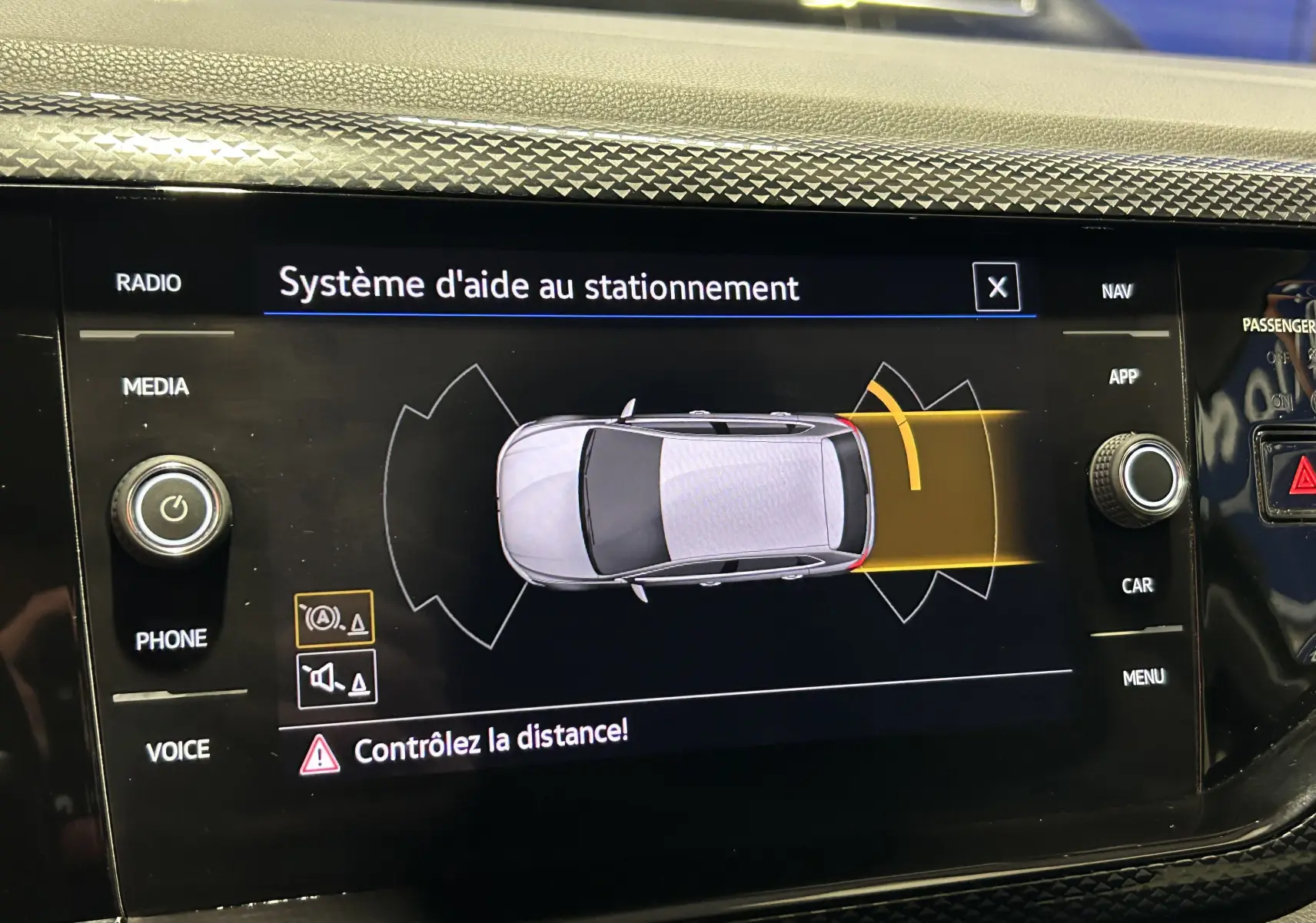 Écran tactile du système d'aide au stationnement de la Volkswagen Polo 2022, affichage clair et interface moderne.