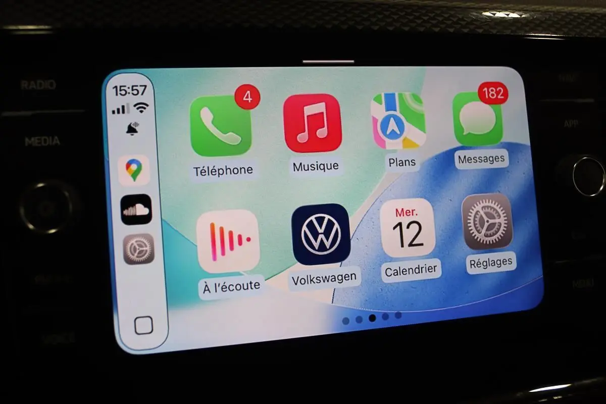 Écran tactile central de Volkswagen Polo 2022 noir affichant Apple CarPlay avec icônes d'applications colorées.