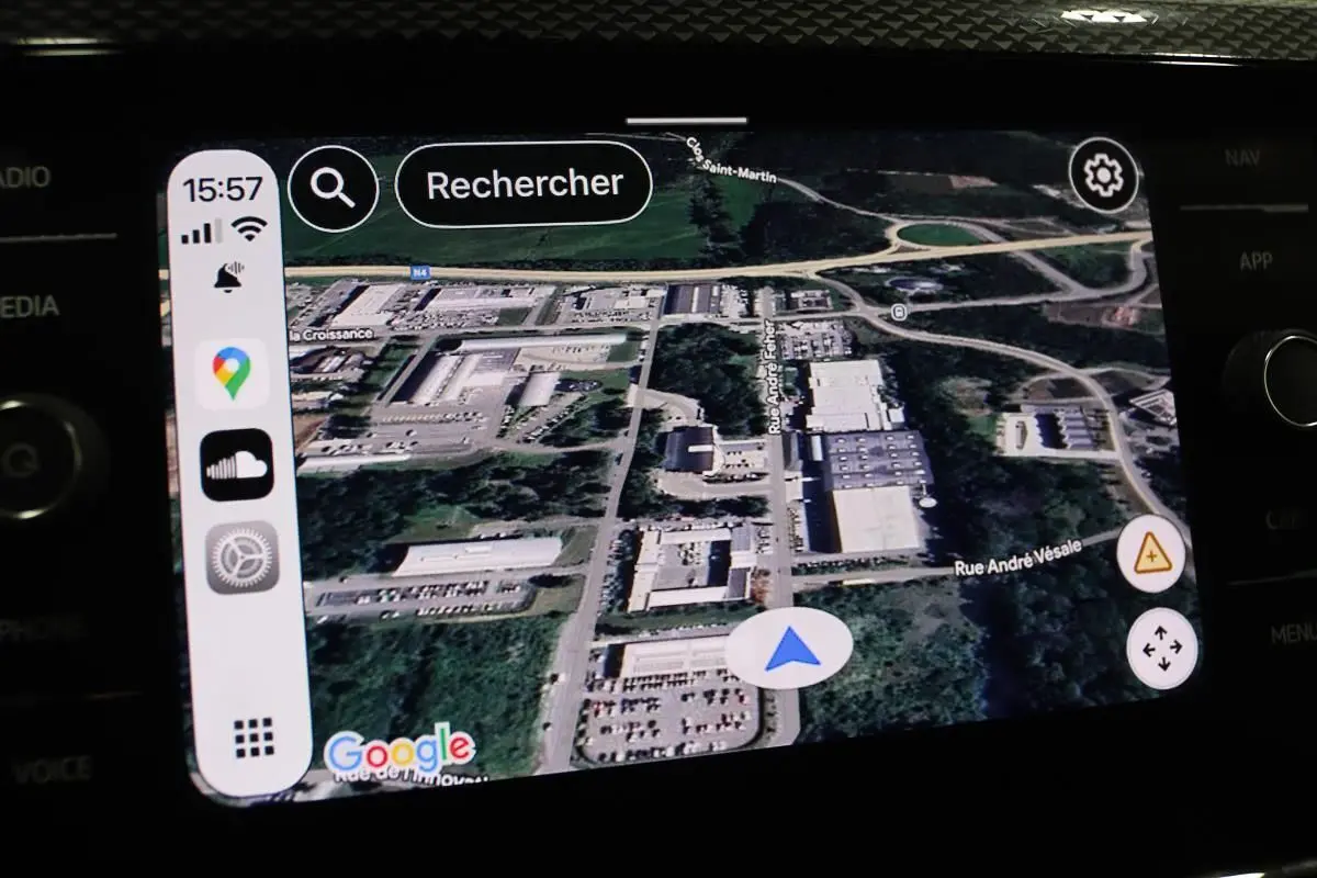 Écran tactile du système de navigation Google Maps dans une Volkswagen Polo noire, vue rapprochée du tableau de bord.