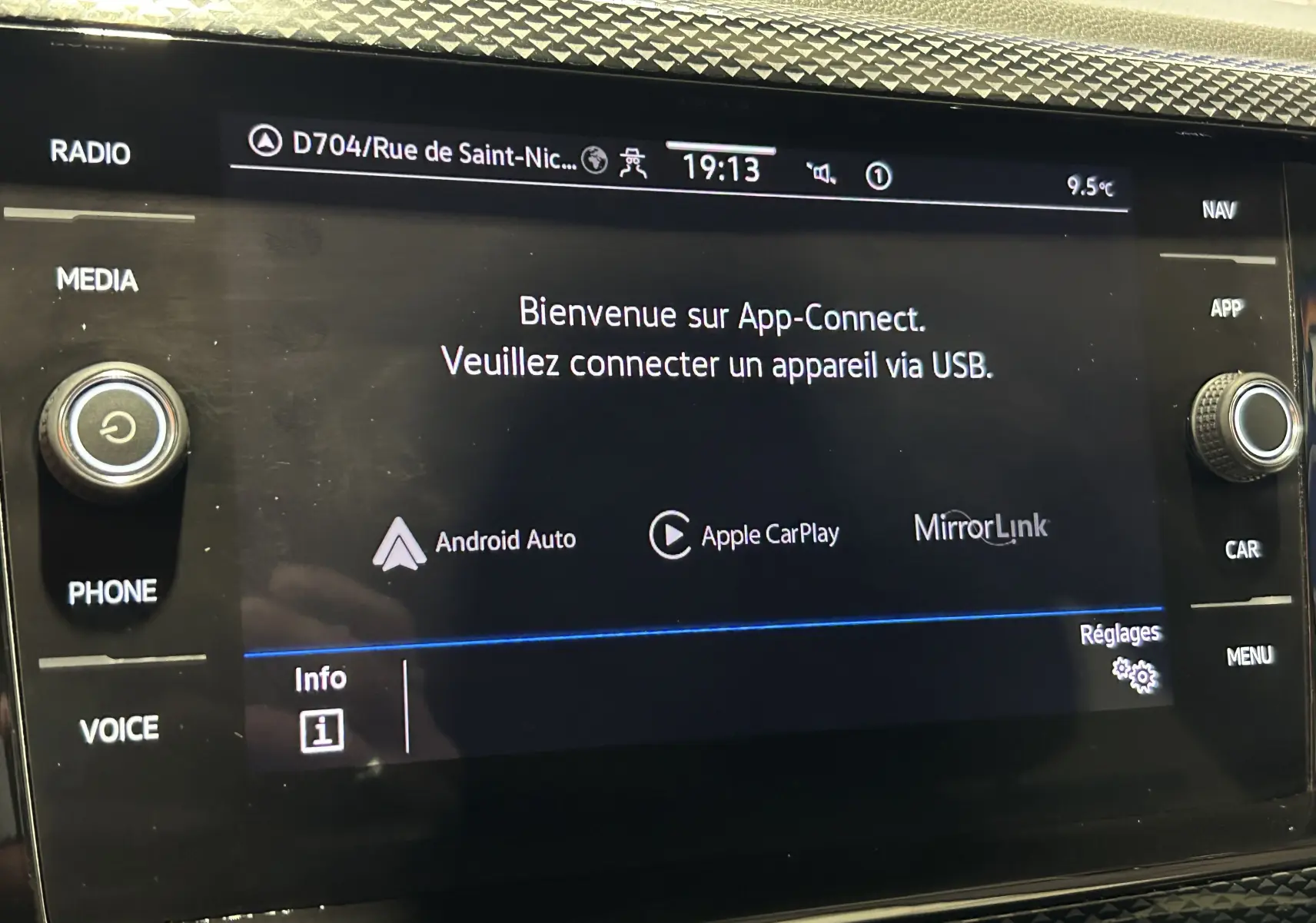 Écran tactile central de la Volkswagen Polo 2022 affichant l'interface App-Connect avec options Android Auto et Apple CarPlay.