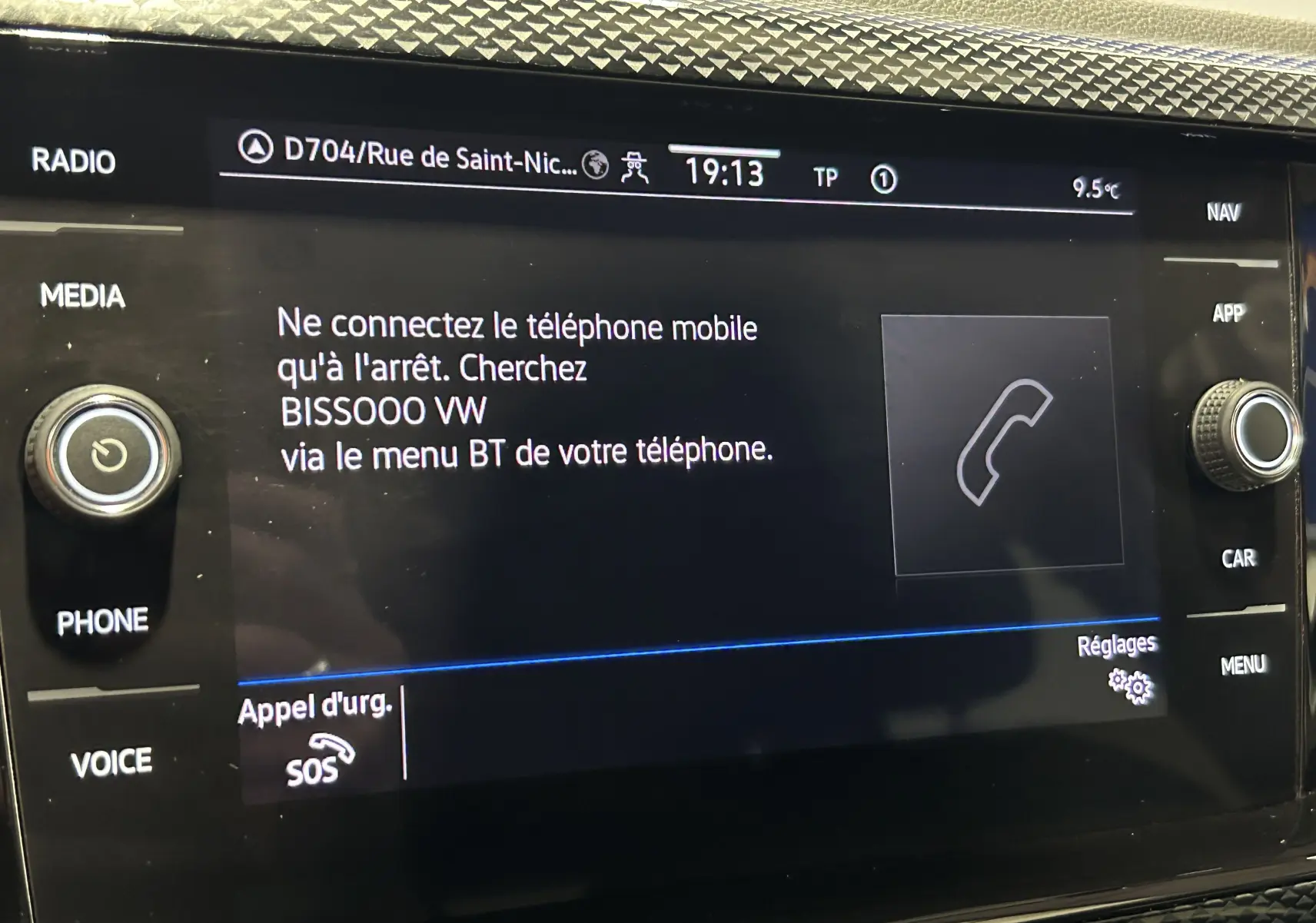 Écran tactile central de la Volkswagen Polo 2022 affichant les instructions de connexion Bluetooth, avec boutons média et navigation visibles.