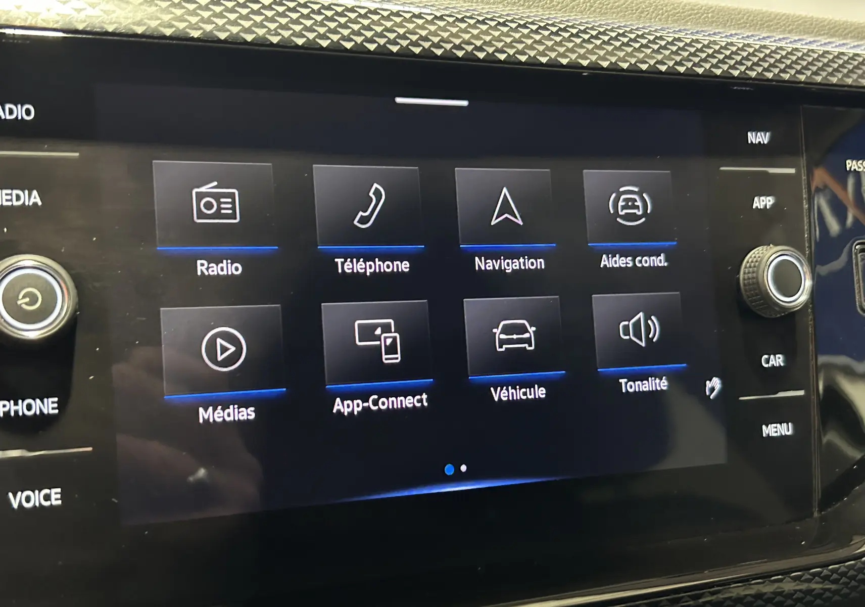 Vue rapprochée de l'écran tactile central noir du Volkswagen Polo 2022 avec interface multimédia et commandes digitales.