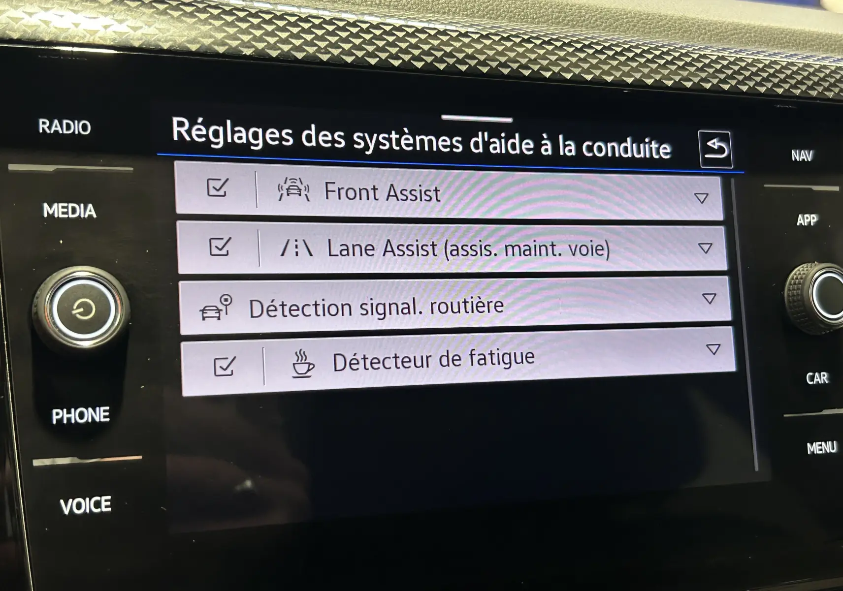 Écran tactile central de la Volkswagen Polo 2022 affichant les réglages des aides à la conduite, vue rapprochée intérieure.