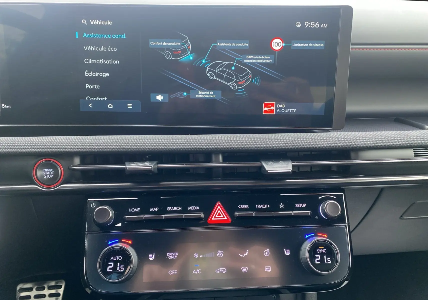 Vue rapprochée de la console centrale du Hyundai Tucson 2026, écran tactile et commandes climatisation visibles.