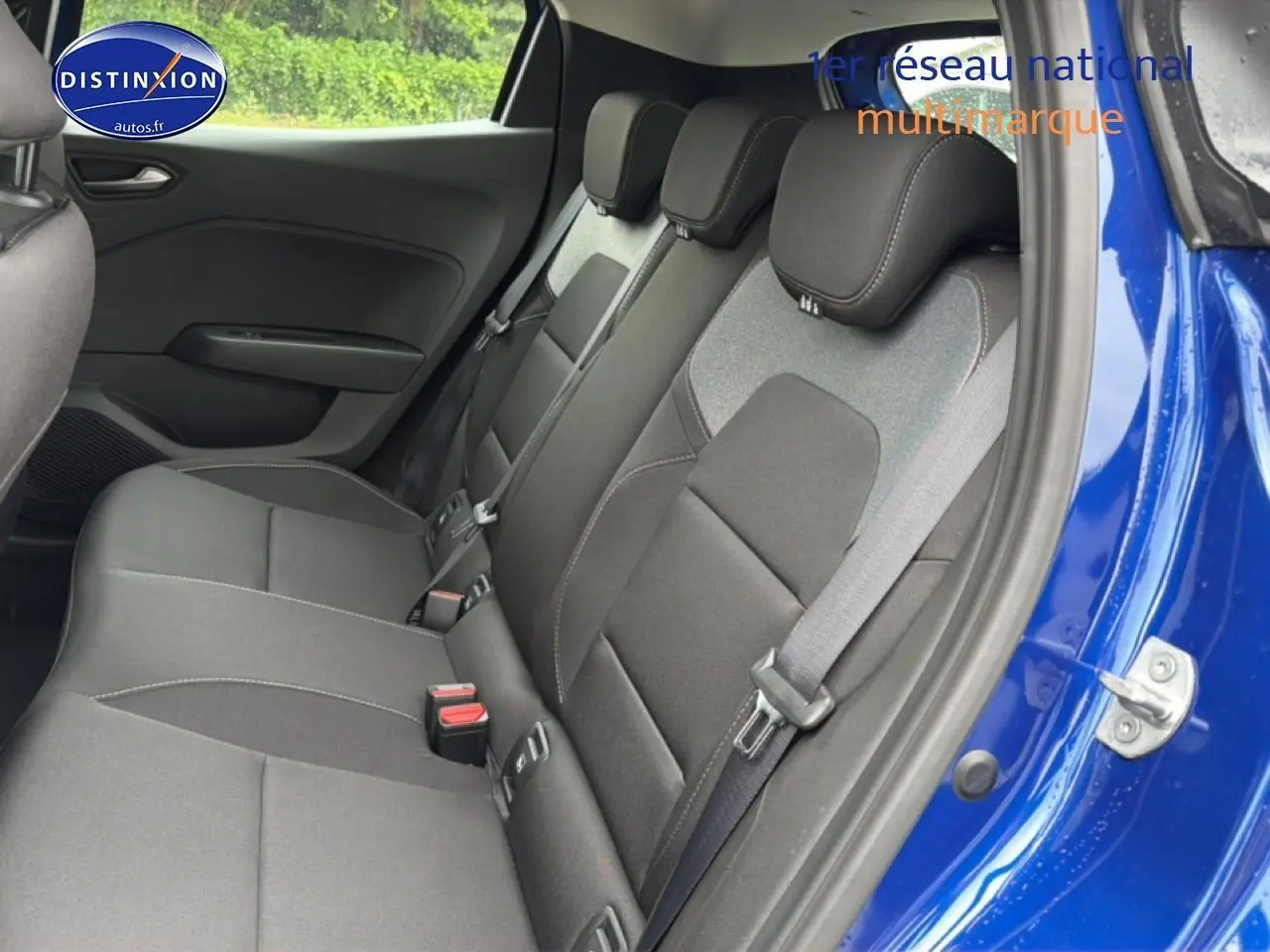 Vue côté droit sur la banquette arrière noire de la Renault Clio V Bleu Iron avec ceinture et porte ouvert.