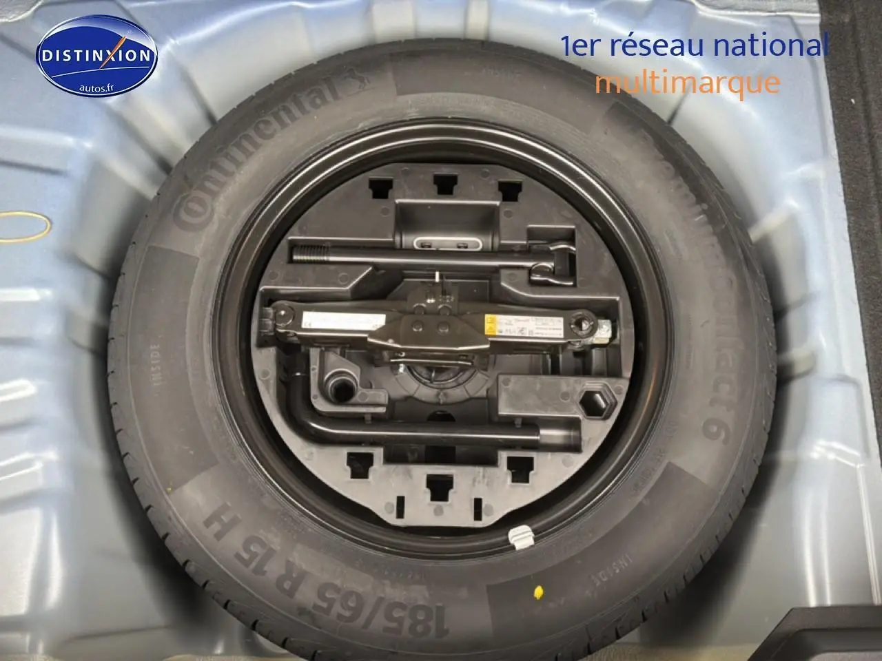 Roue de secours et outillage rangés dans le coffre d'une Renault Clio V Bleu Iron, vue de dessus.