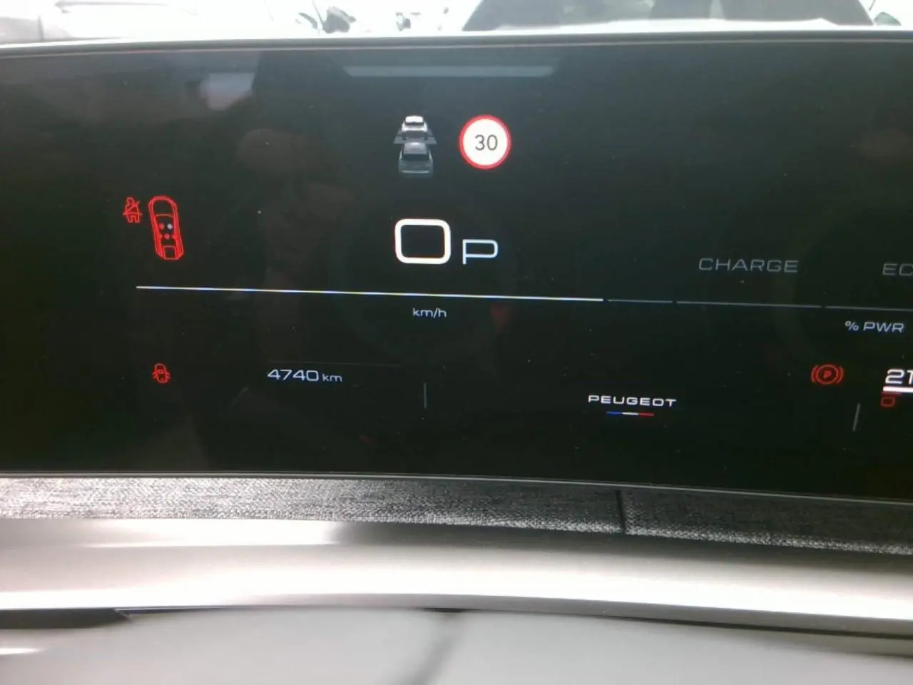 Affichage numérique du tableau de bord du Peugeot 3008 hybride 2025, montrant la vitesse à 0 km/h et le compteur à 4740 km.