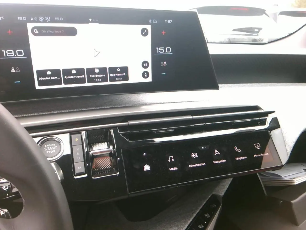 Vue intérieure du tableau de bord du Peugeot 3008 2025 hybride, avec écran tactile central et commandes digitales noires.