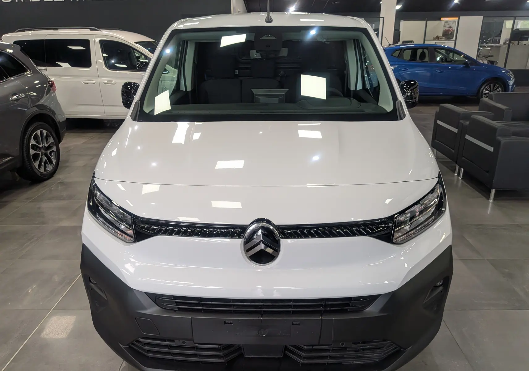 Vue frontale d’un Citroën Berlingo blanc 2025 avec calandre noire et pare-chocs avant contrasté en noir mat.