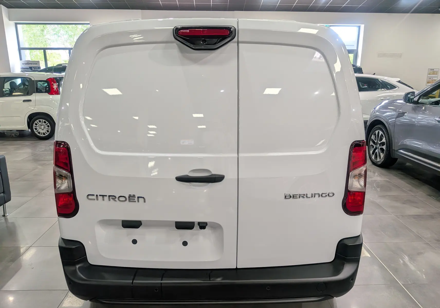 Vue arrière du Citroën Berlingo blanc 2025, version VAN, avec portes battantes et feux arrière rouges visibles.