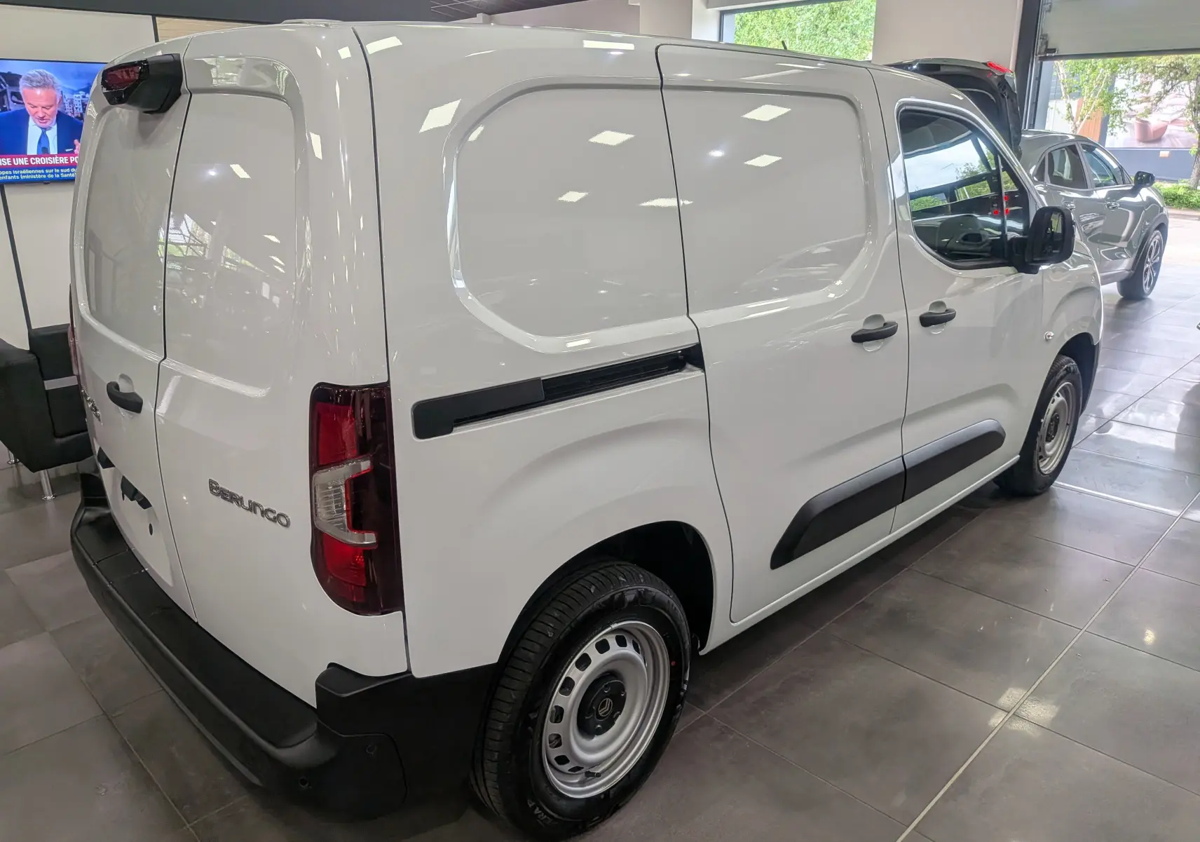 Vue 3/4 arrière droite du Citroën Berlingo Van blanc 2025 avec portes latérales pleines et jantes acier.