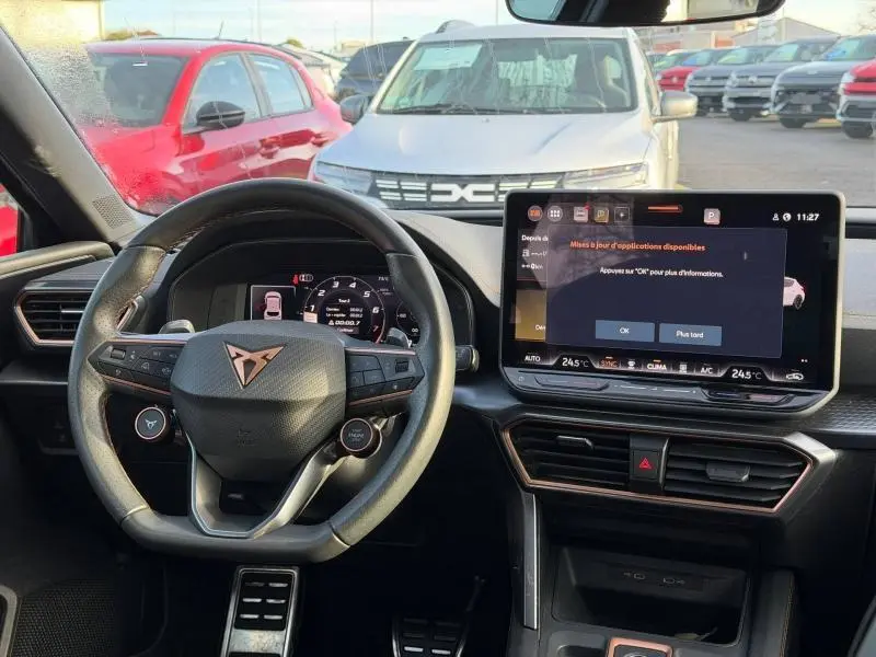 Vue intérieure du poste de conduite du SEAT LEON 1.5 eTSI Hybrid 2025 avec tableau de bord numérique et écran tactile central.