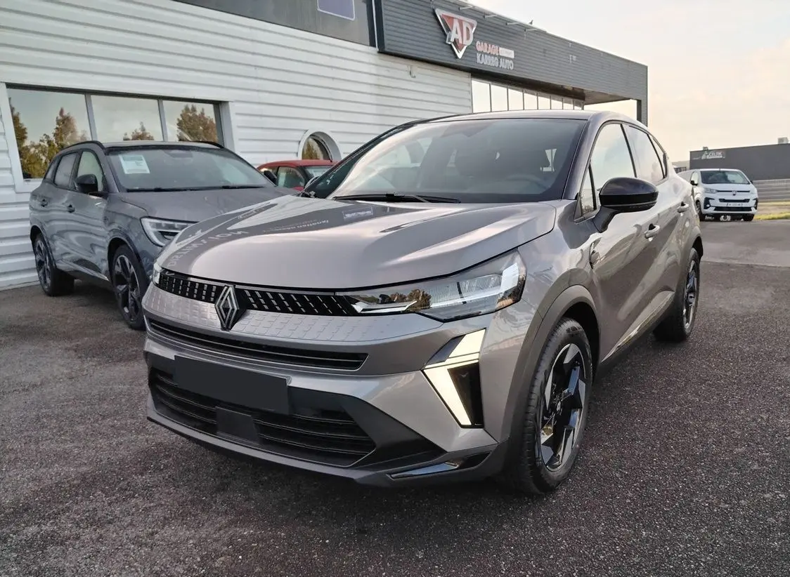 Renault Captur E-Tech Full Hybrid 160ch en gris Cassiopée avec toit noir, vue 3/4 avant droit, jantes biton noir visibles.