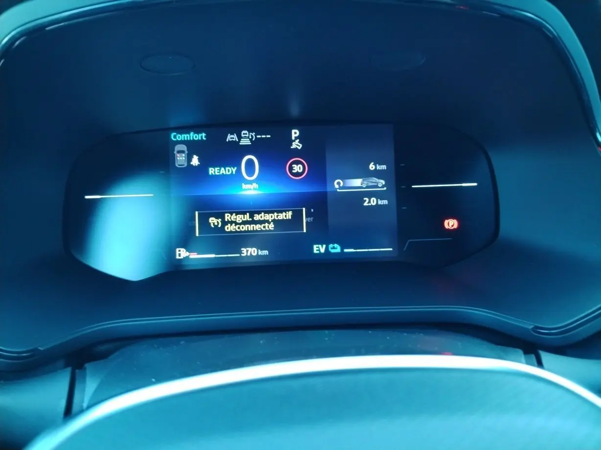 Tableau de bord numérique du Renault Captur E-Tech 2025 affichant vitesse, autonomie et alertes en mode confort.