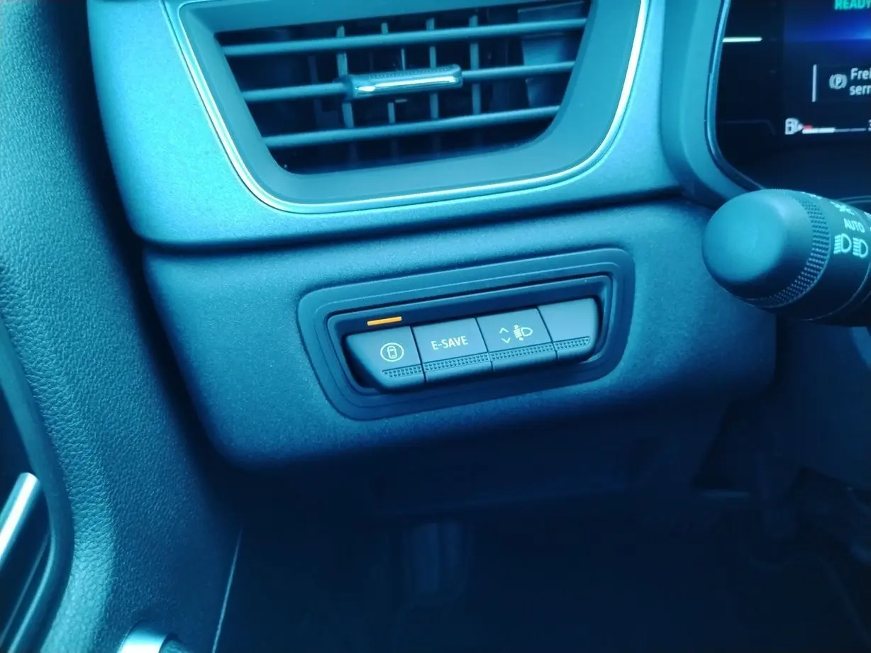 Boutons de commande E-SAVE et réglage des phares sur le tableau de bord noir du Renault Captur E-Tech hybride 2025.