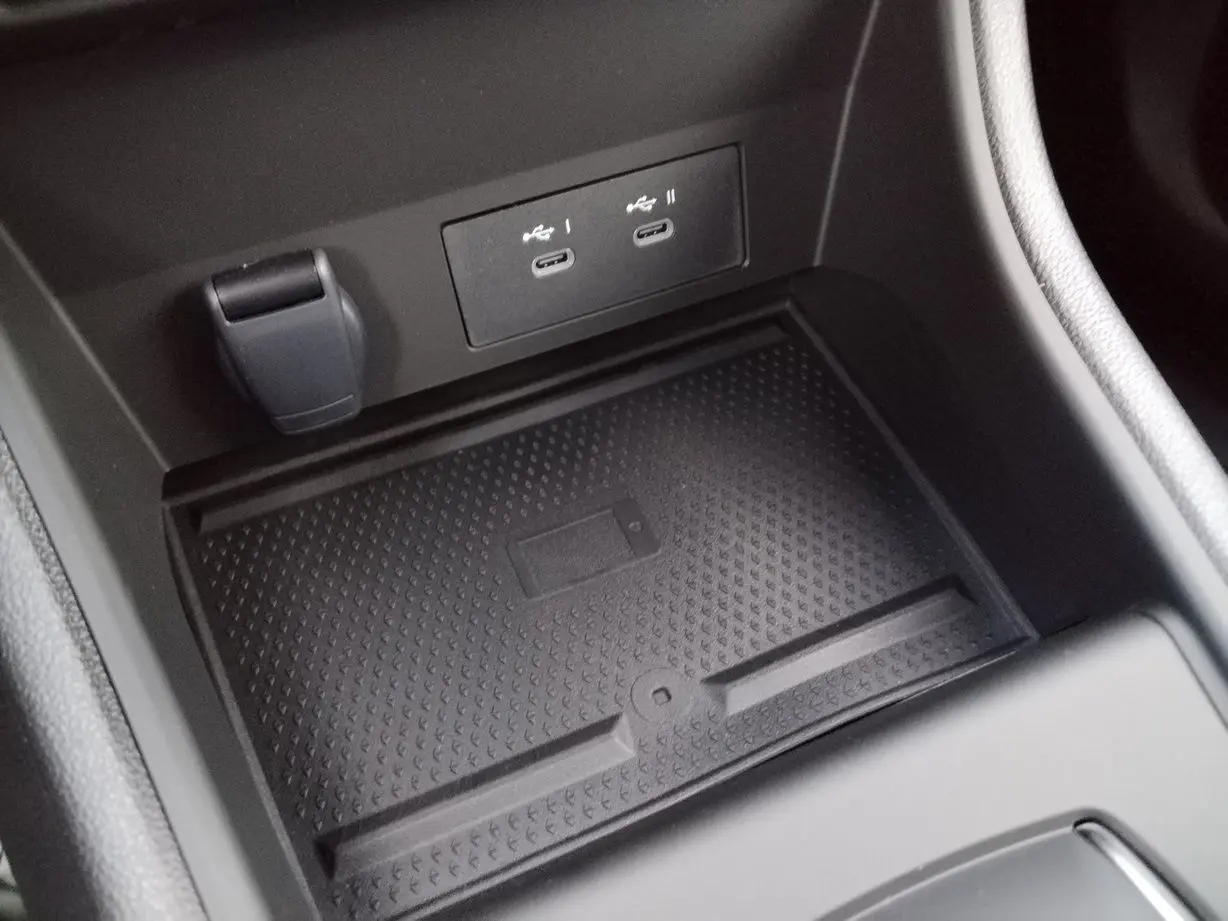 Gros plan sur la console centrale du Renault Captur 2025, montrant deux ports USB-C et un espace de rangement noir texturé.