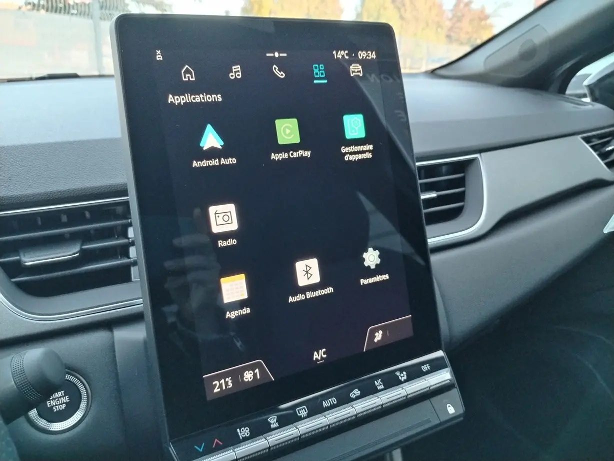 Écran tactile central du tableau de bord du Renault Captur hybride 2025, affichant les applications connectées.