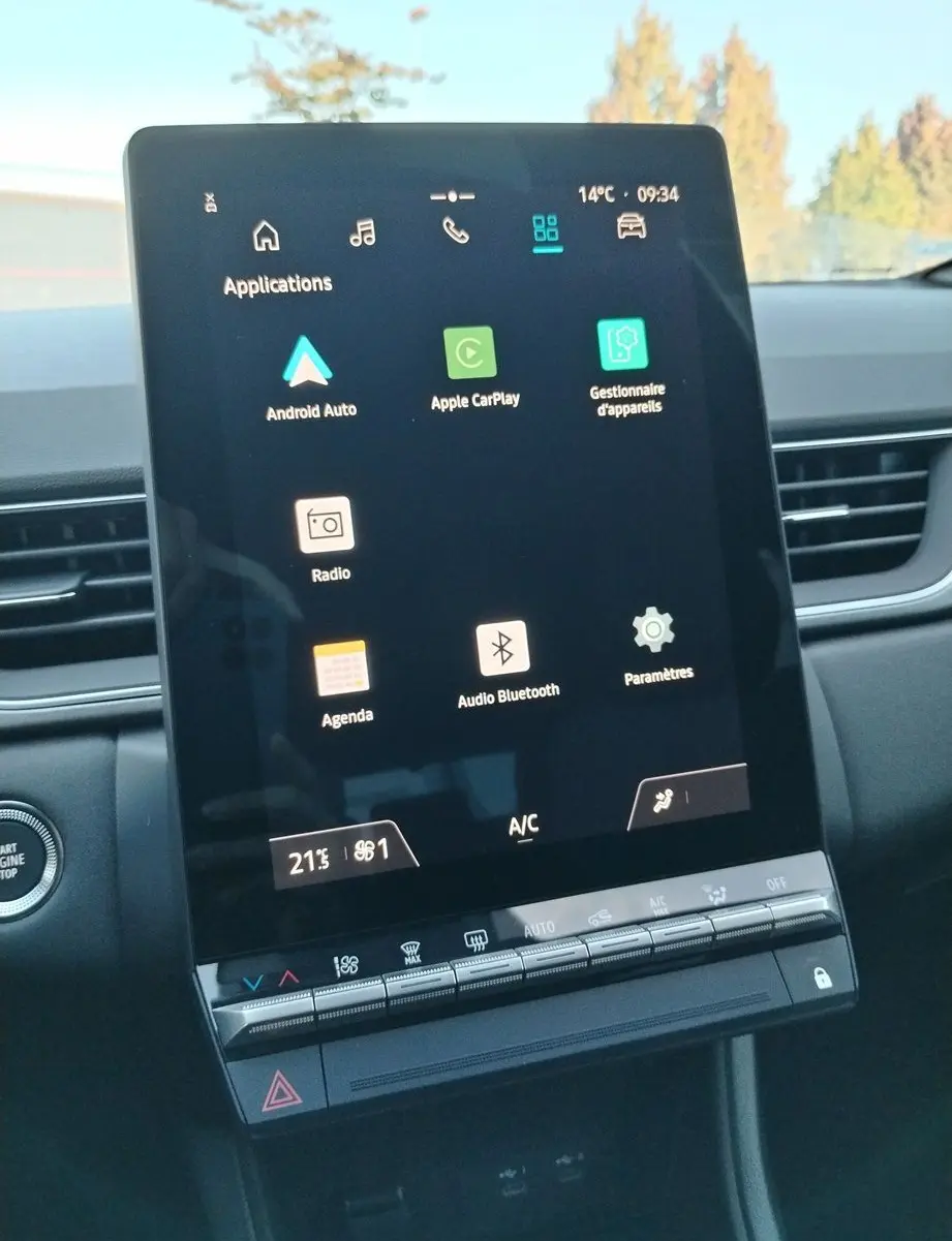 Écran tactile central du Renault Captur E-Tech gris cassiopée avec toit noir, affichant les applications connectées.