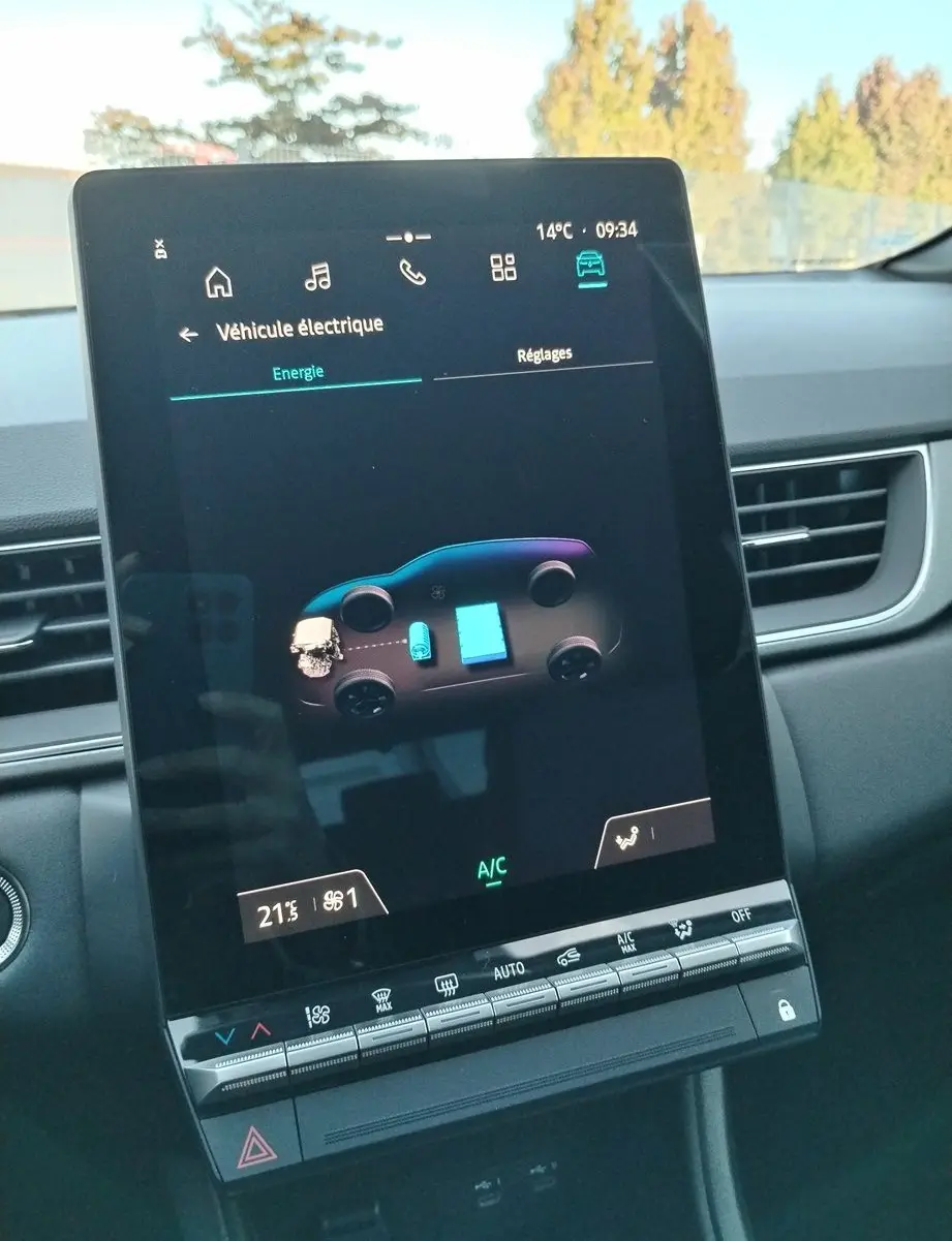 Écran tactile central du tableau de bord du Renault Captur E-Tech Full Hybrid 160ch, affichant l'énergie électrique.