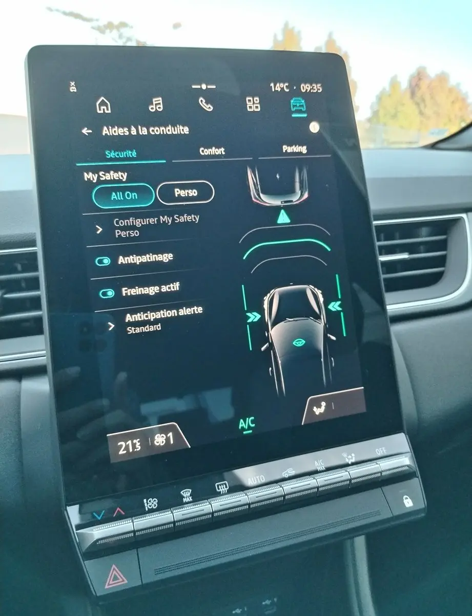Écran tactile central du Renault Captur E-Tech gris cassiopée, affichant les aides à la conduite et la climatisation.