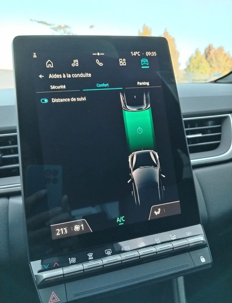 Écran tactile central du Renault Captur 2025 affichant les aides à la conduite et la climatisation intérieure.