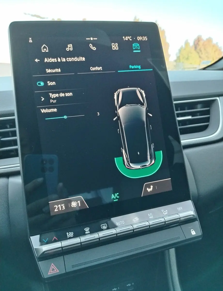 Écran tactile central du Renault Captur E-Tech Hybrid 2025 affichant les aides à la conduite et le mode parking.