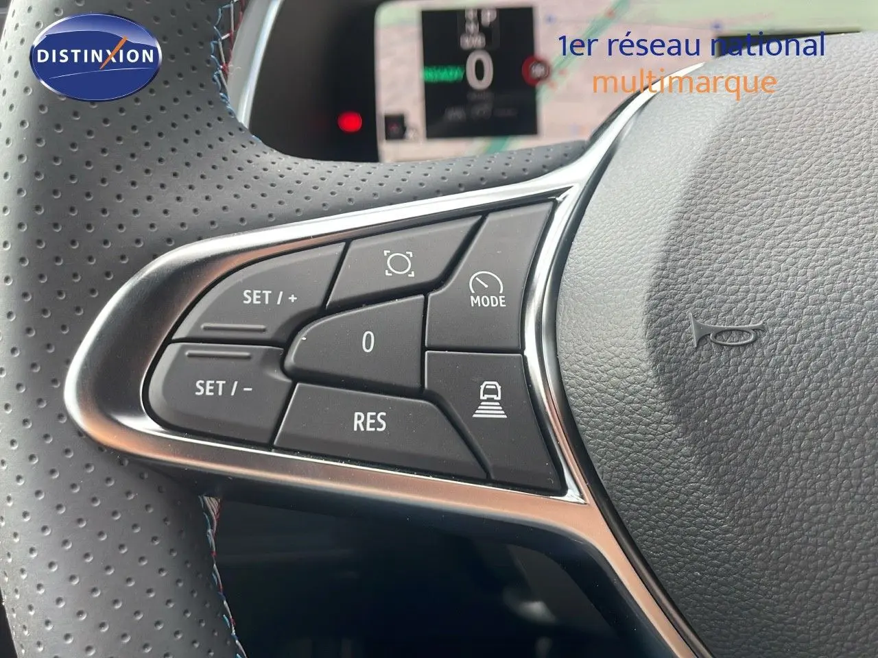 Gros plan sur les commandes au volant côté gauche du Renault Captur E-Tech gris cassiopée avec toit noir, modèle 2025.