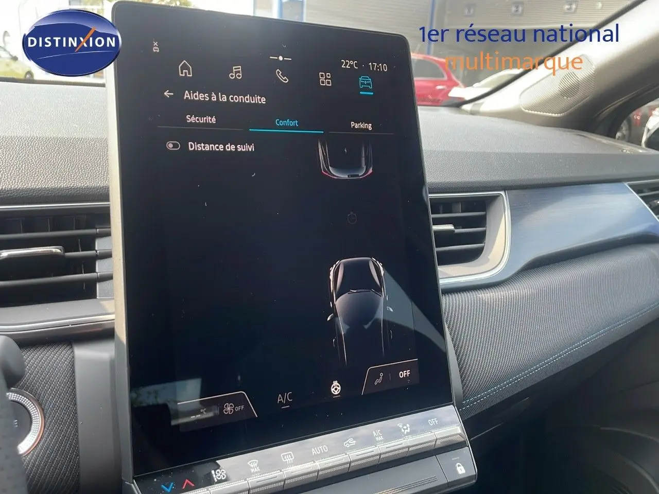 Écran tactile central du tableau de bord du Renault Captur E-Tech gris cassiopée, vue intérieure côté passager.