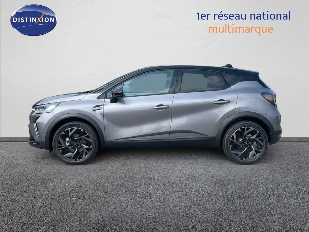Profil côté gauche du Renault Captur E-Tech Hybrid 145ch Esprit Alpine 2025 en gris Cassiopée métal avec toit noir.