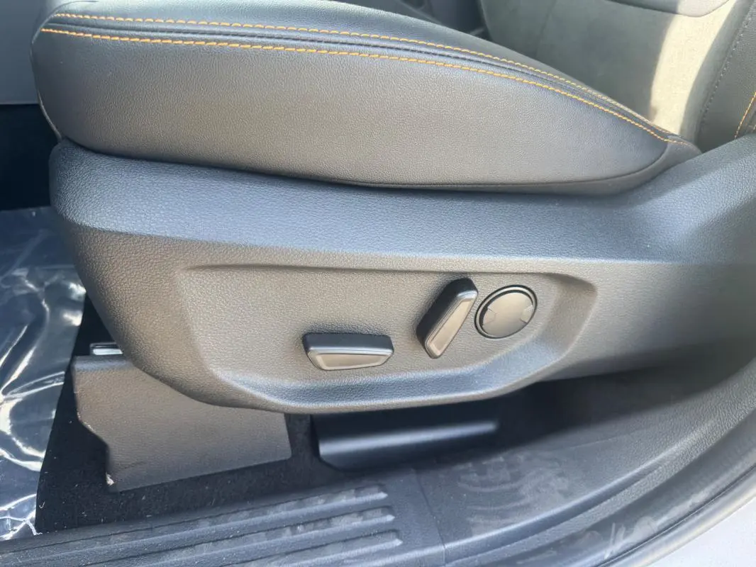 Gros plan sur les commandes de réglage électrique du siège avant droit du Ford Ranger gris 2025 Wildtrak X.