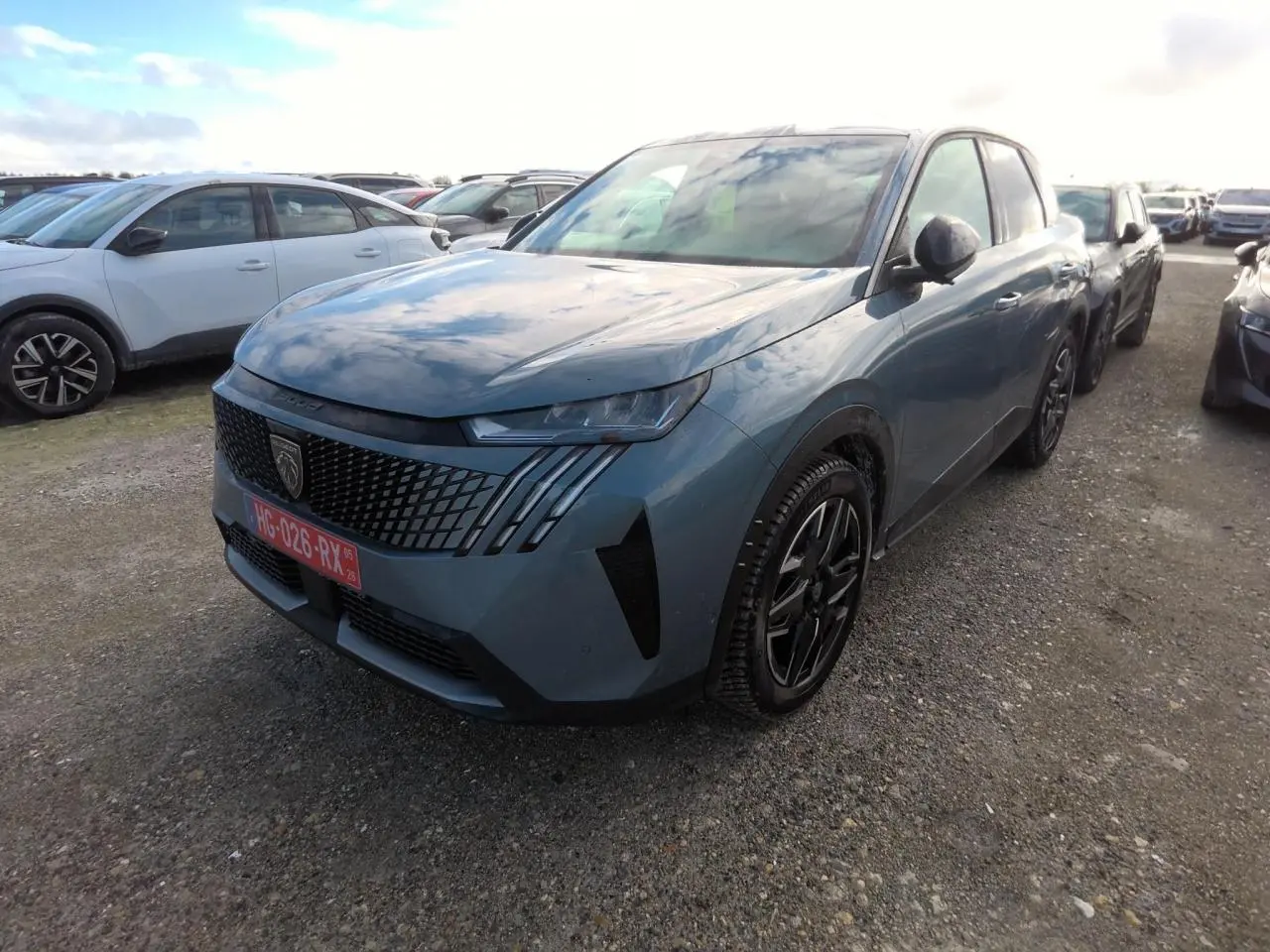 Peugeot 3008 bleu clair en 3/4 avant droit, avec calandre noire et jantes alliage distinctives.