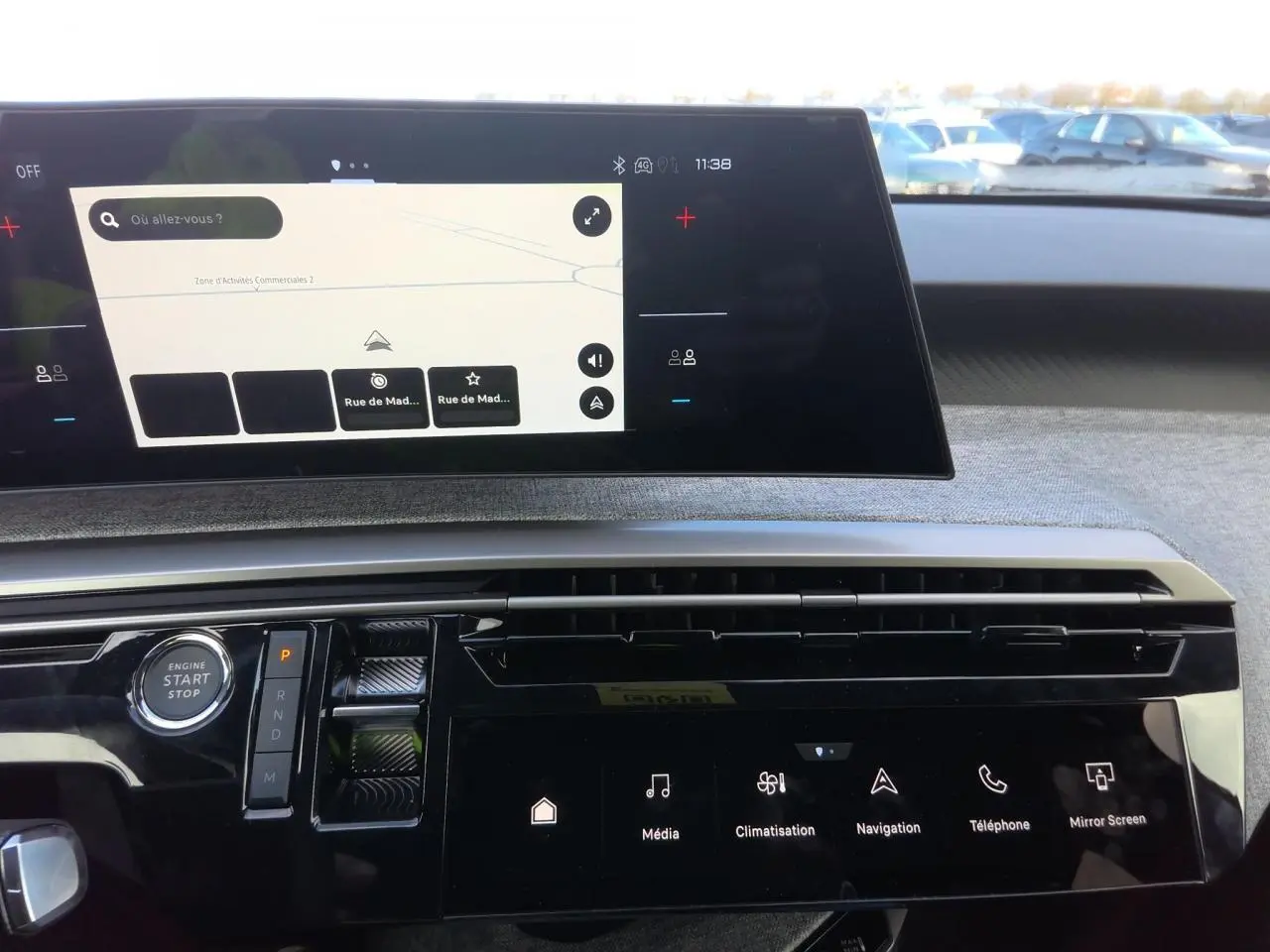 Vue intérieure du tableau de bord du Peugeot 3008 Hybrid 2025, avec écran tactile incurvé et commandes digitales.