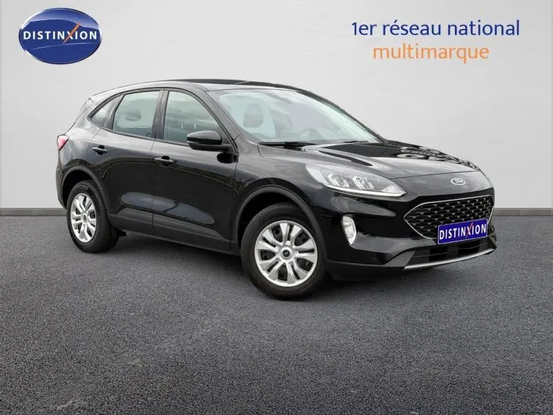 Ford Kuga 2024 noir en vue 3/4 avant droit, avec calandre hexagonale et jantes alliage argentées.