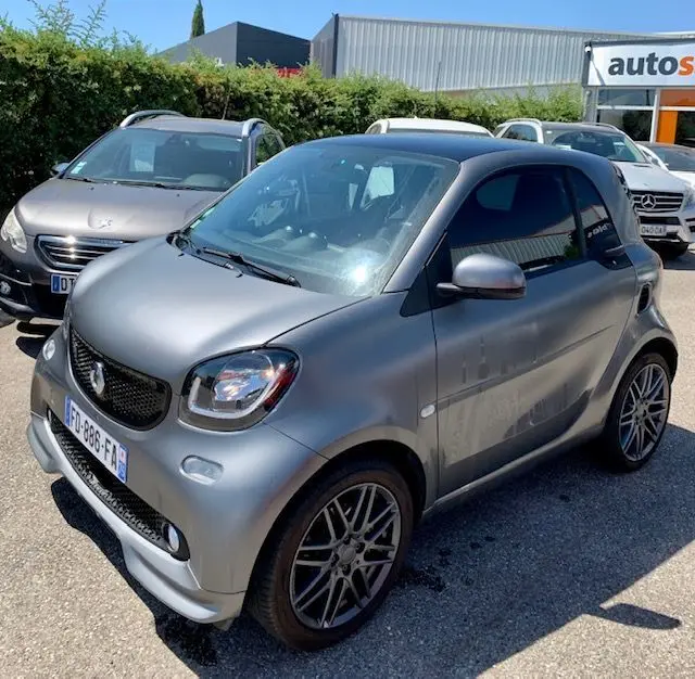 Vue 3/4 avant droite d'une Smart Fortwo Coupé électrique gris métallisé version Brabus Style de 2019.
