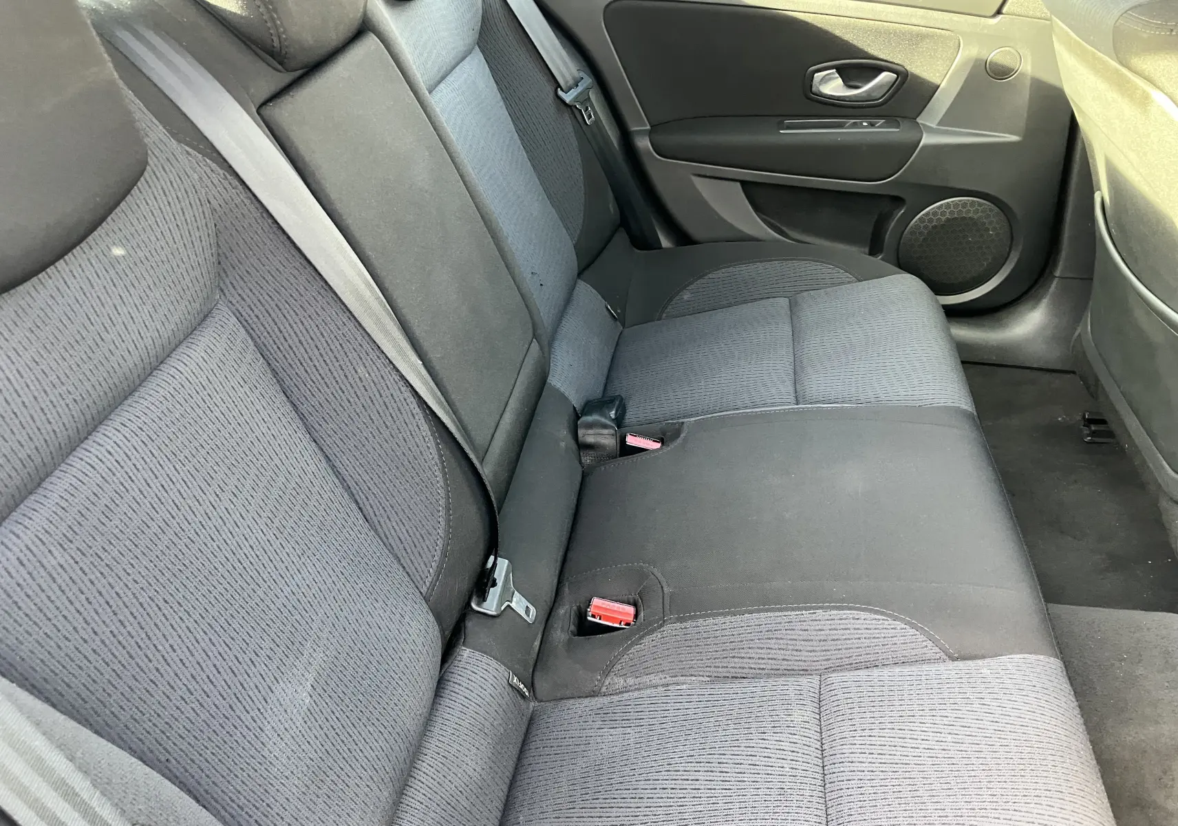 Vue intérieure côté droit des sièges arrière en tissu noir et gris d'une Renault Laguna 1.5l dci 2008.