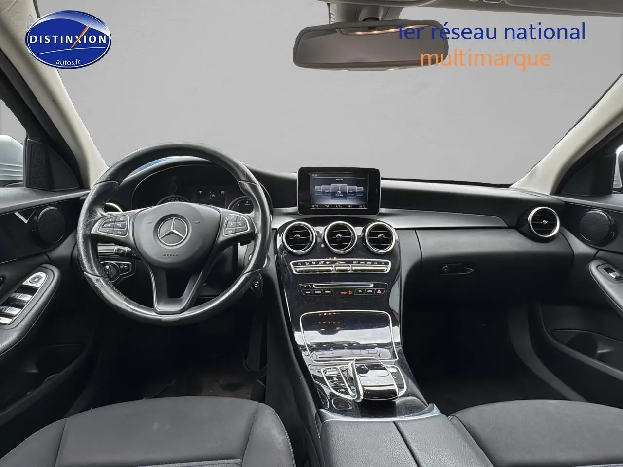 Intérieur noir de la Mercedes Classe C 180 d 2017, vue frontale du tableau de bord et volant multifonction.