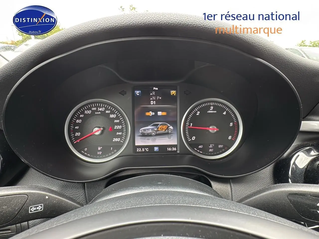 Vue du tableau de bord de la Mercedes Classe C 180 d 2017 avec compteurs ronds et écran central numérique.